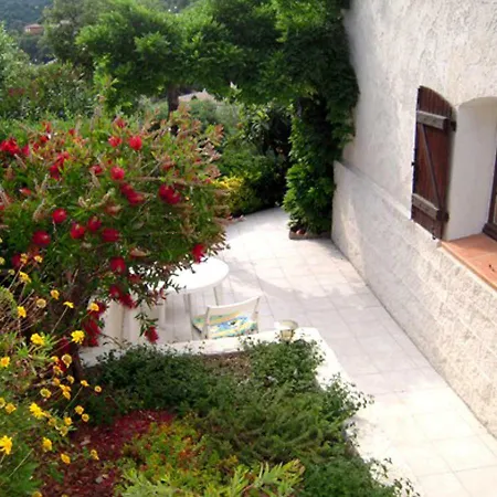 Dans En Rez De Jardin アパート イエール