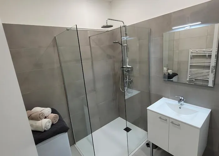 Dans En Rez De Jardin Йер