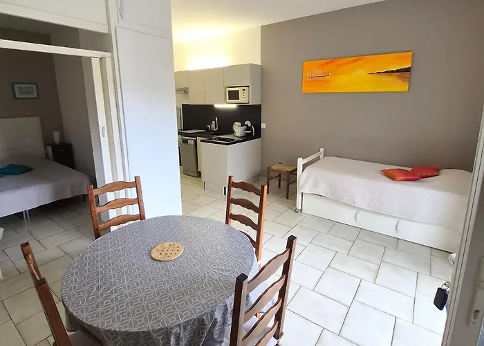 Апартаменты Dans En Rez De Jardin *