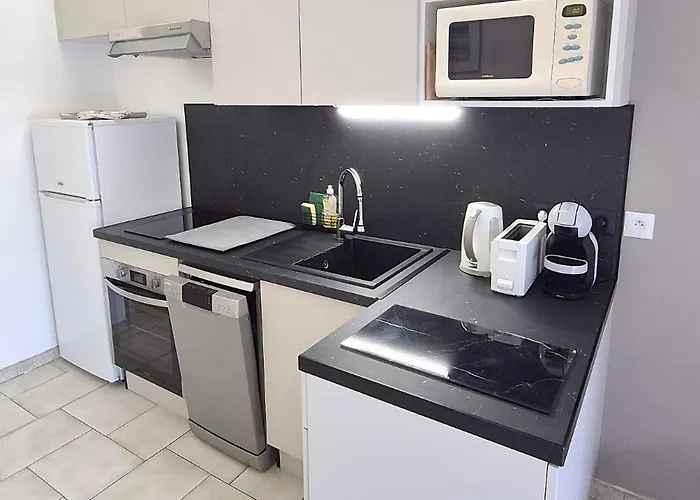 Апартаменты Dans En Rez De Jardin Йер